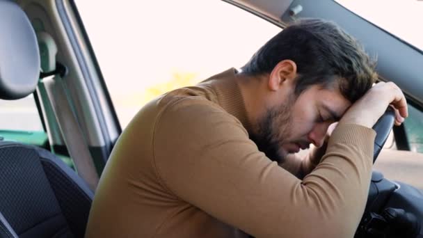 Vyčerpaný Unavený Mladý Muž Problémy Řidič Hlavou Volantu Přepracovaný Muž — Stock video