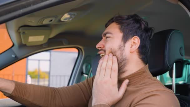 Üzgün Beyaz Sakallı Genç Bir Şoför Eli Yüzünde Dişi Ağrıyor — Stok video