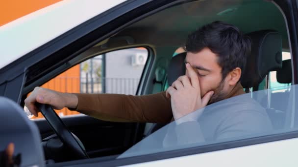 Fejfájásos Sofőrnek Szorongási Problémái Vannak Szomorú Állapotban Van Fájdalmas Migrénes — Stock videók