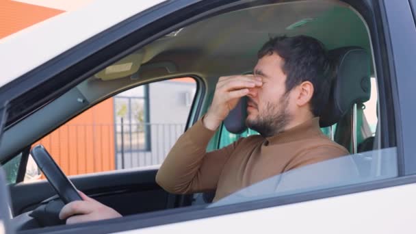 一位中年男子坐在车里 用手揉揉眼睛 然后合上了车 坐在车里 靠在座位上狂野疲劳和头痛 — 图库视频影像