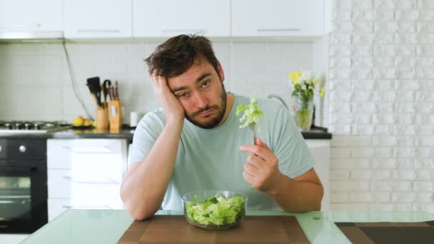 Diyetten Bıkmış Yemekten Memnun Olmayan Genç Bir Adam Elinde Salatasıyla — Stok video