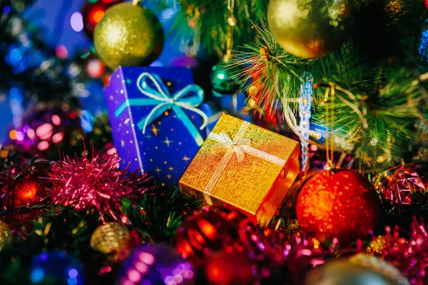 Cajas Regalo Navidad Oro Azul Encuentran Junto Oropel Bolas Navidad — Foto de Stock