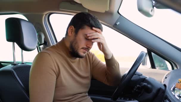 Egy Fiatal Sofőr Csukott Szemmel Kocsijában Pihen Sofőrök Gyakran Fáradtak — Stock videók