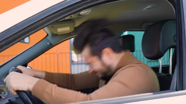 中年的高加索男性司机正在车里大喊着呢 张嘴紧张 用手做手势 — 图库视频影像