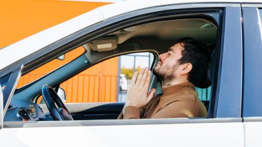 Genç bir adam bir durak sırasında arabada otururken ellerini dua ederken kavuşturdu. Şoför her şeyin yoluna gireceğini umuyor. Yorgun ve dinlenmek için durdu ve Tanrı 'dan merhamet diledi..