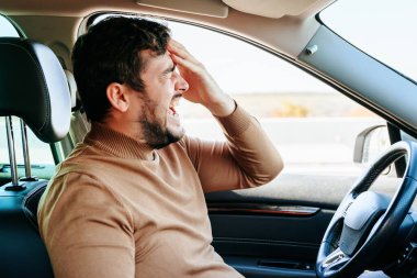 Yan gözle ağlama, kapalı gözler, alnında bir el, yüzünde sakal, baş ağrısı. Sürücü kendini kötü hissettiğinde, hareket etmeyi bırakıp arabayı durdurmak en iyisidir..