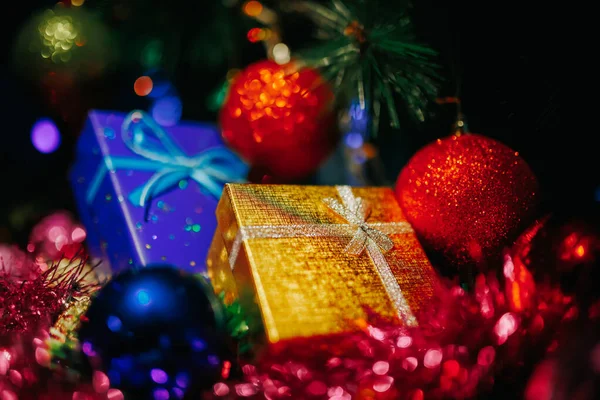 Cajas Borrosas Fondo Amarillo Azul Con Arcos Bajo Árbol Navidad — Foto de Stock