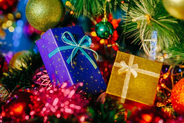 Cajas Regalo Navidad Oro Azul Encuentran Junto Oropel Bolas Navidad — Foto de Stock