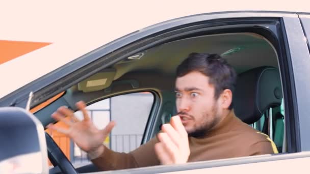 アメリカ人は動揺し 激怒ひげを生やした料理人の男は車の内部でジェスチャーや叫んでいる 男性は中年の人々をいらいらさせストレスをかけました — ストック動画