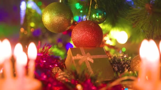Χριστουγεννιάτικες Διακοσμήσεις Διαφορετικών Χρωμάτων Glitter Κρέμονται Δίπλα Στο Κουτί Δώρου — Αρχείο Βίντεο