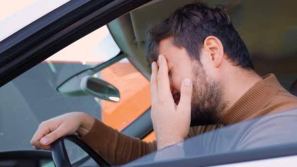 白人悲しい男怒っていると心配し 頭痛の種と運転手は 実際の人々 人々は交通渋滞や不健康な問題や不満を抱えており — ストック動画