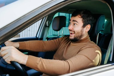 Çılgınca eğlence, son zamanlarda araba kullanmaya başlayan genç bir sürücü tarafından resmediliyor. Adam direksiyonda oturmayı seviyor. Çılgın duygular.