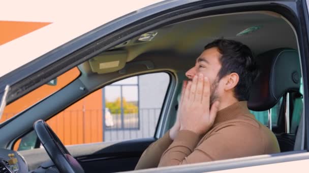 一个留着棕色毛衣胡子的年轻人一边开车 一边用手拍着脸颊醒来 司机在路上花了很长时间 累坏了 大都市 司机的生活 — 图库视频影像