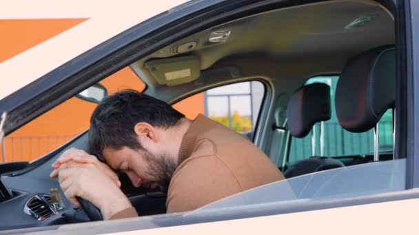轮胎疲劳的年轻人把头靠在方向盘上 在车里很累 精疲力尽的人身后轮疲劳 折磨疲惫的年轻男子把头靠在方向盘上 — 图库视频影像