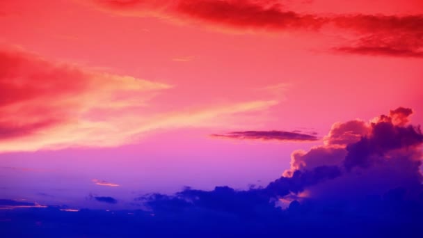 グランジトーンで劇的な空 抽象的な背景 集中しています 非現実的な雲のカラフルな色 壁紙壮大で印象的で時間の経過カラー画像 — ストック動画