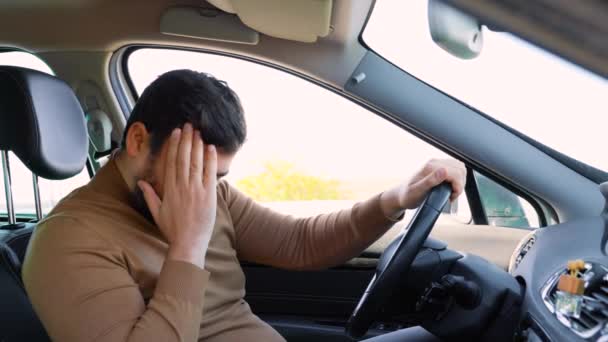 Emoções Piedade Tristeza Rosto Jovem Sentado Carro Motorista Barbudo Senta — Vídeo de Stock