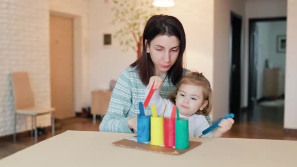 Genç Anne Montessori Metoduna Göre Kızıyla Nişanlıdır Erken Gelişim Kavramı — Stok video