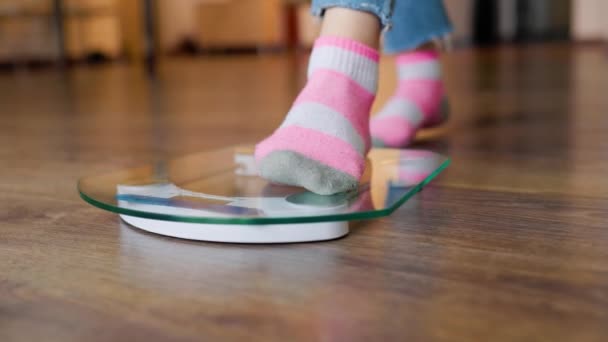 Nahaufnahme Zimmer Hause Frau Bis Zur Unkenntlichkeit Ihr Gewicht Herausfinden — Stockvideo