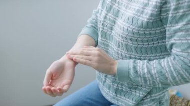 Güzel kadın elleri, evde tanınmayan kuru cilt bakımı için krem sürerler. Beyaz kadın dermatoloji kozmetik nemlendirici uyguluyor. Cilt bakımı. Kadın elinin bakımı.