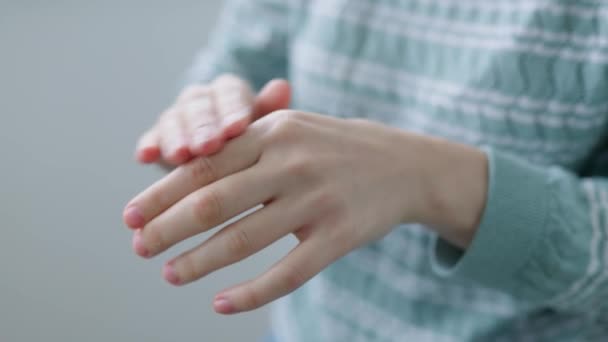 Close Mãos Femininas Esfregando Hidratante Aplicando Creme Pele Jovem Irreconhecível — Vídeo de Stock