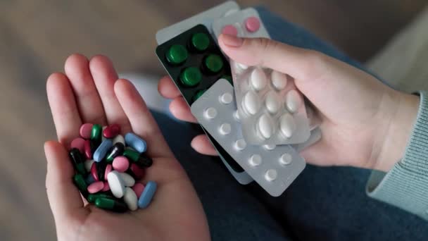 Nierozpoznawalna Kobieta Trzyma Jednej Ręce Garść Tabletek Innych Pęcherzach Różnymi — Wideo stockowe
