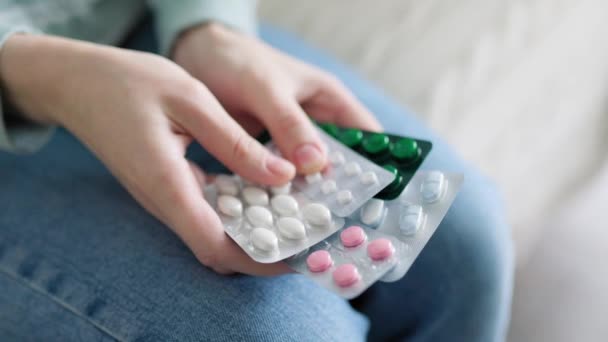 Zamknąć Dużą Liczbę Tabletek Rękach Osób Nierozpoznawalnych Kobieta Jest Chora — Wideo stockowe