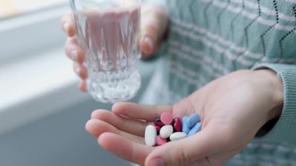 Ugenkendelig Kvinde Den Ene Hånd Fuld Tabletter Andet Glas Rent – Stock-video