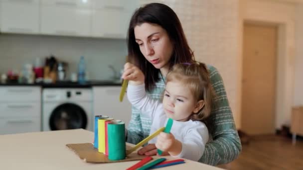 Mamá Hija Están Sentadas Mesa Están Estudiando Los Colores Con — Vídeos de Stock