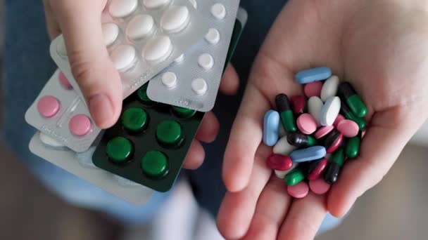 Veel Tabletten Blisters Met Tabletten Van Verschillende Vormen Kleuren Handen — Stockvideo