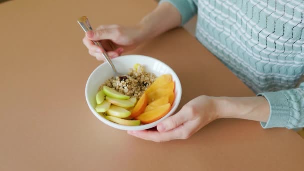 보이는 숟가락을 채식주의자 그릇은 과일을 곡물을 닫습니다 다이어트 — 비디오