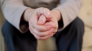 Son sınıf öğrencisinin elleri yakın mesafede, psikiyatriste gitti. en üstteki görünüm