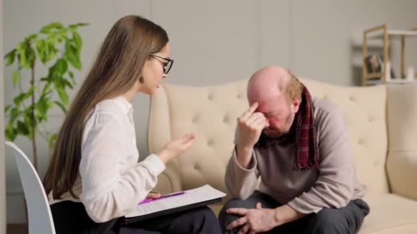 Psychologue Avec Presse Papiers Prendre Des Notes Écouter Patient Âgé — Video