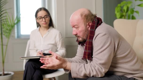 Malheureux Vieil Homme Chauve Ayant Une Session Avec Psychologue Professionnel — Video