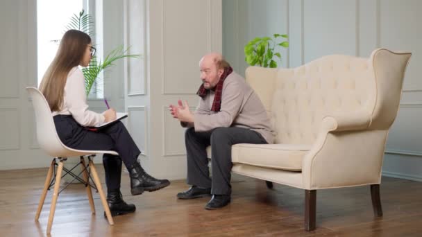 专心致志的心理学家与病人会诊有效的心理治疗 老年人秃头与他的心理医生 心理治疗师交谈 — 图库视频影像