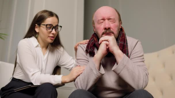 Невпізнавана Жінка Психіатр Слухає Засмученого Пацієнта Жестикулює Говорить Людина Яка — стокове відео