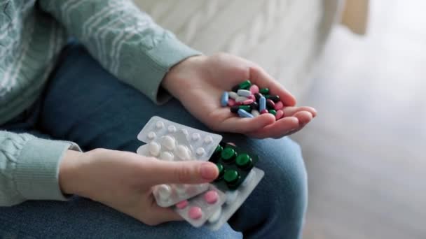 Primo Piano Sfocato Mani Umane Irriconoscibili Con Mazzo Pillole Diversi — Video Stock