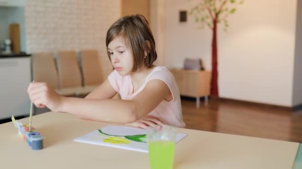 학령기에 접어든 소녀는 식탁에 그림그리기 물감을 교육의 창의성 예술의 — 비디오