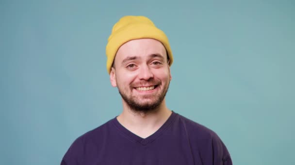 Portrét Šťastného Chlapa Jak Dívá Kamery Usmívá Přes Modré Pozadí — Stock video