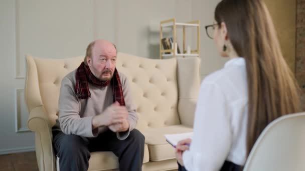 Переживает Грустный Пожилой Пациент Сидящий Приеме Психолога Рассказывающий Психических Проблемах — стоковое видео