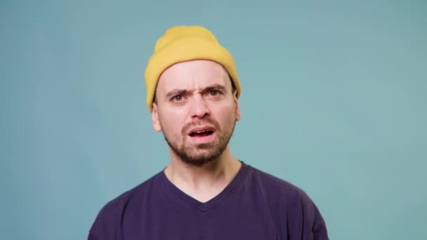 Chlap Demonstrující Nedůvěru Podrážděnost Potížemi Rozhořčený Vousatý Chlapík Žluté Čepici — Stock video