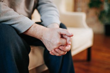 Son sınıf öğrencisinin elleri yakın mesafede, psikiyatriste gitti. en üstteki görünüm