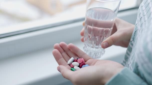 Aşırı Dozda Ilaç Tablet Elinde Tanınmayan Haplar Diğer Elinde Bir — Stok video