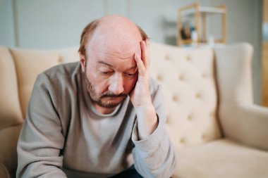 Hüsrana uğramış son sınıf öğrencisi elleri kafasında ne yazık ki düşünüyor. Büyükbaba kanepeye oturmuş nostalji, acı, kayıp torunlar, iflas, evdeki sahtekârlık...