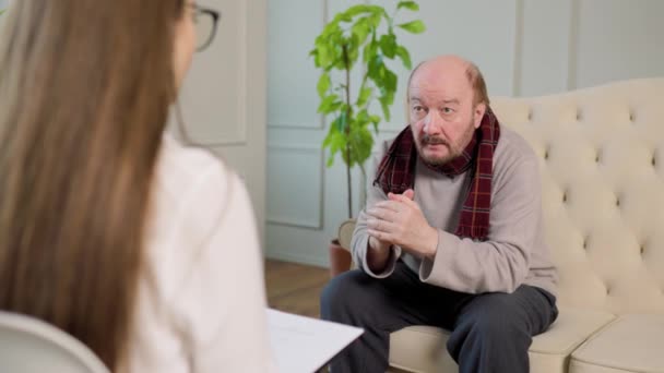 Lægen Lytter Gør Notater Psykoterapi Koncept Healthcare Begrebet Professionel Psykolog – Stock-video