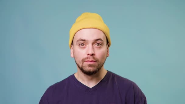 Portrét Pohledný Chlap Šokovaný Emocionální Překvapený Mladý Muž Dívá Kamery — Stock video