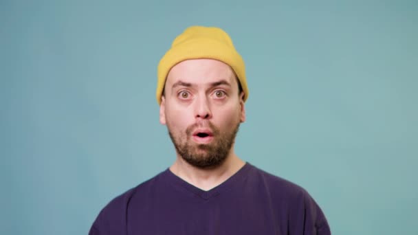 Bearded Man Yellow Cap Shocked Surprised Astonished Amazed Surprise Shoots — Stock Video