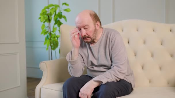 Pria Senior Frustrasi Berpikir Sedih Dengan Tangannya Kepala Kakek Senior — Stok Video