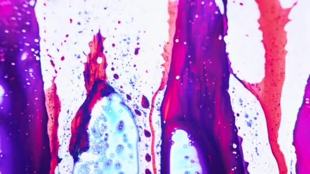 4Ktrendyカラフルな流体抽象フロー 色スプラッシュの背景をペイント 水性塗料のカラードロップショット 油絵具 選択的フォーカス — ストック動画