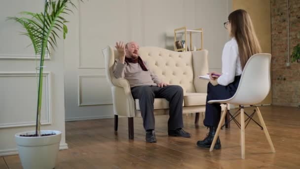 Klinikte Psikologla Konuşan Yaşlı Kel Bir Adam Rehabilitasyon Terapisi Seansı — Stok video