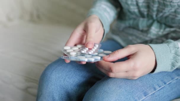 Felismerhetetlen Női Kéz Fekszik Ölében Tartsa Buborékcsomagolás Fehér Tablettával Talán — Stock videók